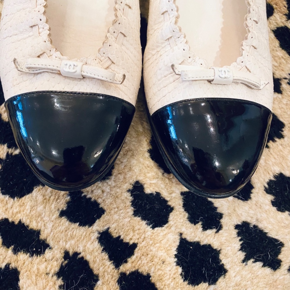 Chanel White Python And Black Toe Ballet Flats 36… - image 3